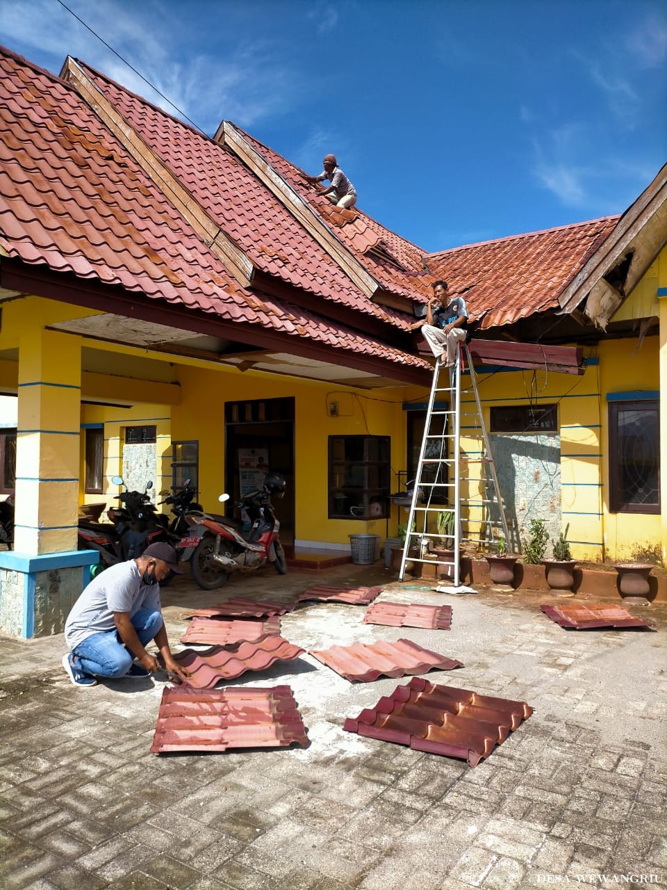Perbaikan atap kantor desa akibat angin kencang 