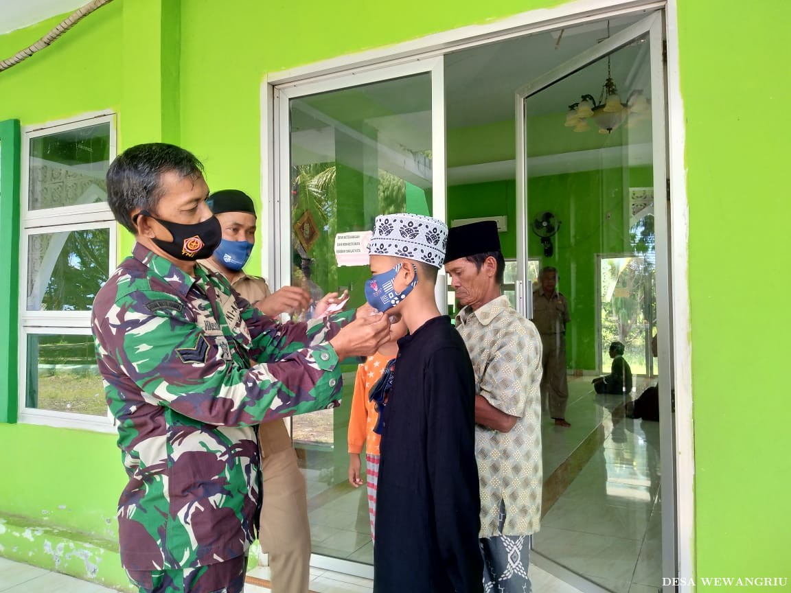 Pembagian Masker oleh Babinsa