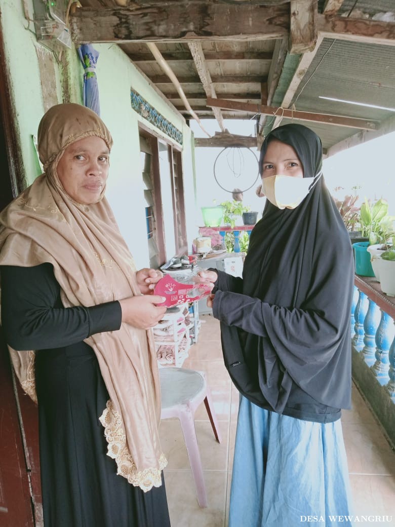Pembagian masker oleh Ibu Dusun Paorebbae